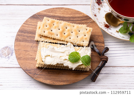 crackers covered with cream cheese 112959711