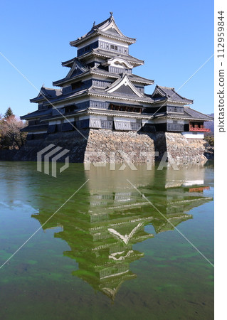 冬天的松本城莊嚴地矗立著 冬天的松本城莊嚴地矗立著 112959844