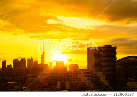 The sun illuminates Momochihama, Jigyohama, and Fukuoka Tower areas in Sawara Ward from the direction of Tojinmachi and Ohori Park, golden at dusk. The sun illuminates Momochihama, Jigyohama, and Fukuoka Tower areas in Sawara Ward from the direction of Tojinmachi and Ohori Park, golden at dusk. 112960187