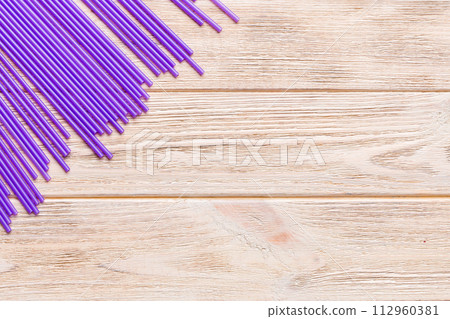 Heap of colorful plastic drinking straws on Colored background, flat lay. Copy Space for text 112960381