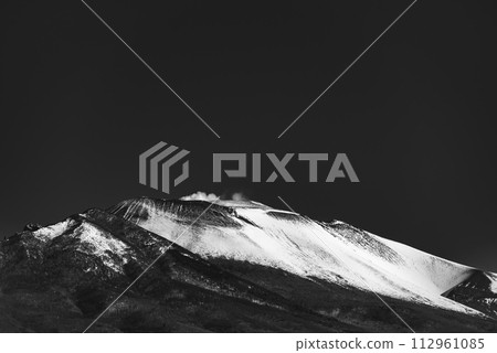 散發著火山煙霧的淺間山[拍攝自佐久市] 112961085