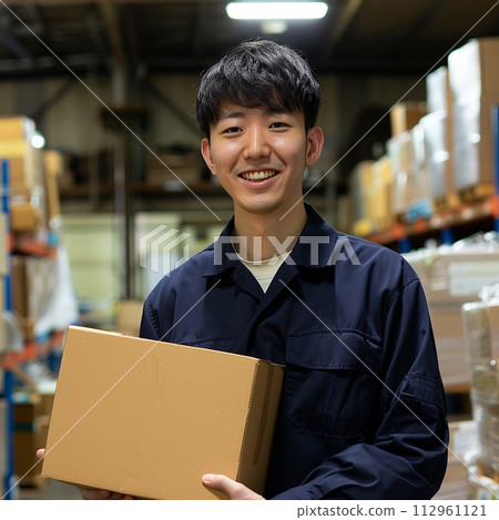 一個在倉庫工作的人 112961121