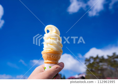 [Food ingredients] Rich soft-serve ice cream from the plateau and blue sky [Yamanashi Prefecture] 112961995