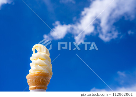 [Food ingredients] Rich soft-serve ice cream from the plateau and blue sky [Yamanashi Prefecture] 112962001