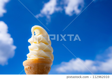[Food ingredients] Rich soft-serve ice cream from the plateau and blue sky [Yamanashi Prefecture] 112962010