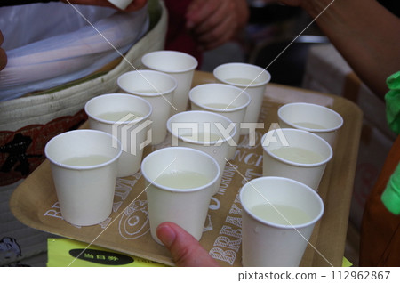 夏日祭典上的桶裝清酒1 112962867