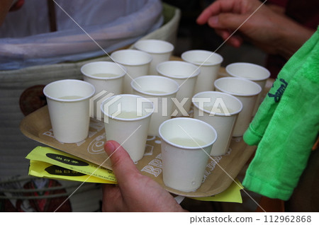 Serving barrel sake at summer festival 2 112962868