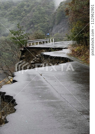 collapsed road 112962901