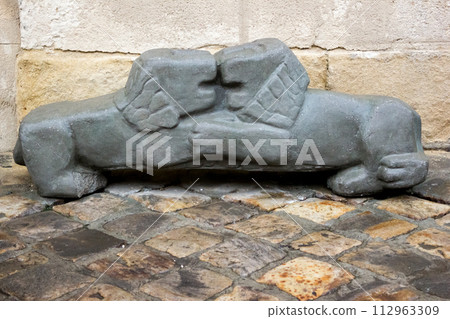 Sculpture of kissing lions - bench seat Sculpture of kissing lions - bench seat 112963309