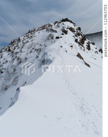 Kurodayama during the remaining snow season (the ridgeline from Jakotsudake on the somma to Mt. Sennindake) Kurodayama during the remaining snow season (the ridgeline from Jakotsudake on the somma to Mt. Sennindake) 112963703