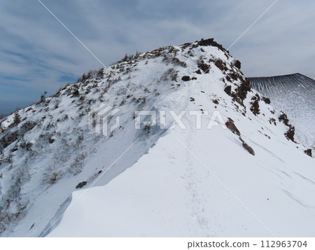 Kurodayama during the remaining snow season (the ridgeline from Jakotsudake on the somma to Mt. Sennindake) 112963704
