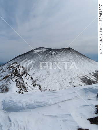 Mt. Kurodadaru during the remaining snow season (Mt. Asama seen from Mt. Sennin on the outer rim) Mt. Kurodadaru during the remaining snow season (Mt. Asama seen from Mt. Sennin on the outer rim) 112963707
