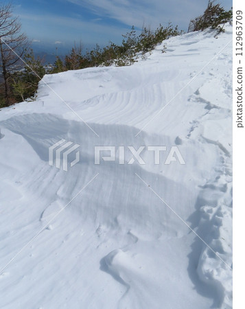 餘雪時期的黑田山(千仁山山脊線的層狀積雪) 餘雪時期的黑田山(千仁山山脊線的層狀積雪) 112963709