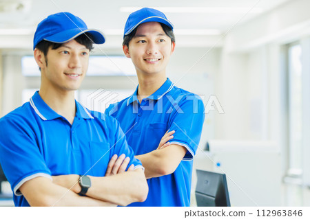 銷售司機站在辦公室 112963846