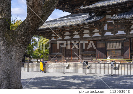 A monk chanting sutras in front of the main hall of Toji Temple in Kyoto in spring 112963948