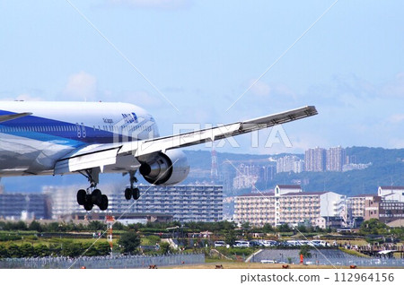 Landing on Itami Airport 112964156