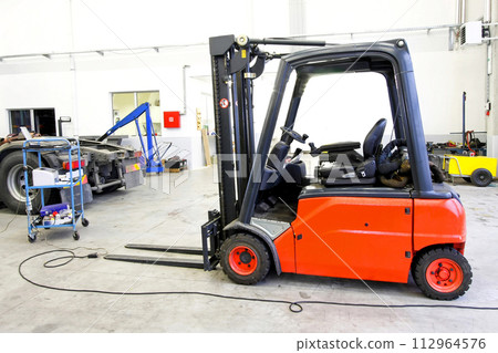 Red palette lifter 112964576