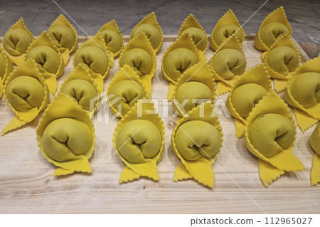 italian spinach and cheese stuffed pasta hand made in pastificio pasta maker 112965027