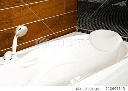 Wooden bathtub 112965143