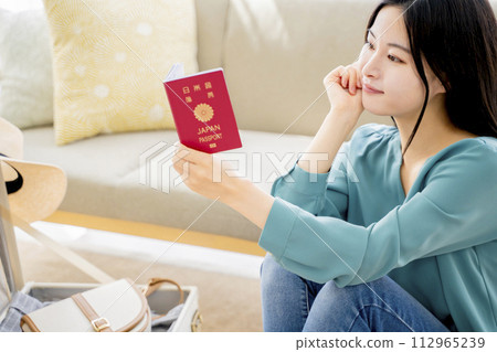 A woman preparing for a trip 112965239