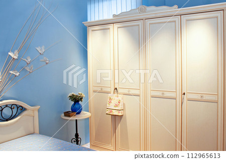 Blue room closet 112965613