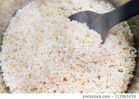 剛煮好的糙米用壓力鍋和飯槳煮熟 112965859