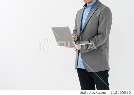 有膝上型計算機的一個人 112965920