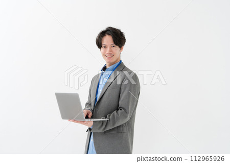 A man with a laptop 112965926
