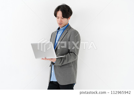 A man with a laptop 112965942