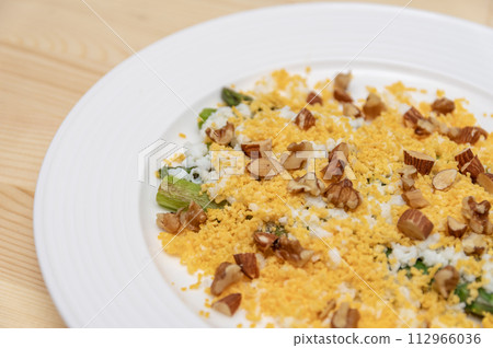 green asparagus mimosa salad 112966036