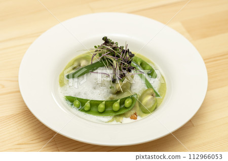 Green pea sauce and red sea bream poire 112966053