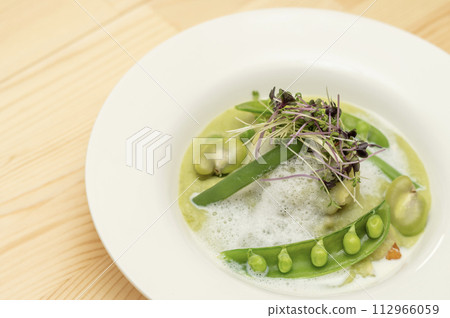 青豌豆醬和紅鯛魚 112966059