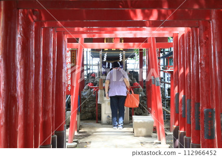 Woman visiting Inari Shrine, Inari-san, business is prosperous 112966452