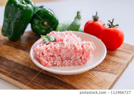 切碎的豬肉、雞肉和蔬菜 112966727