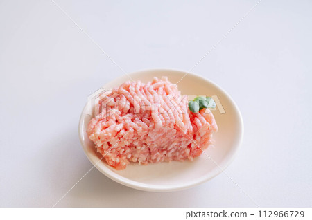 雞胸肉和豬肉切碎 雞胸肉和豬肉切碎 112966729