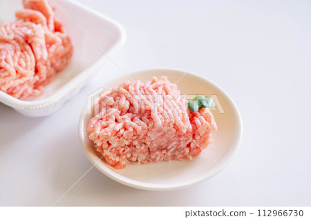 雞胸肉和豬肉切碎 雞胸肉和豬肉切碎 112966730