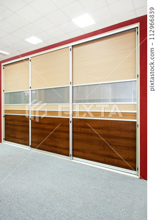 Wide closet 112966839