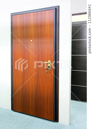 Wooden door 112966841