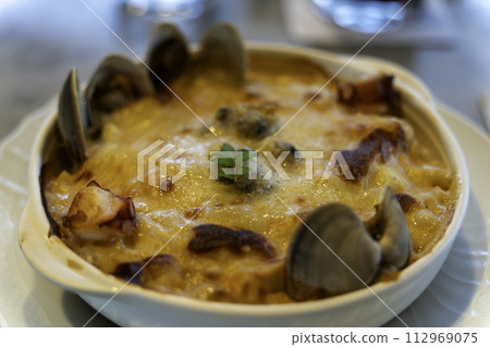 Freshly baked seafood doria 112969075