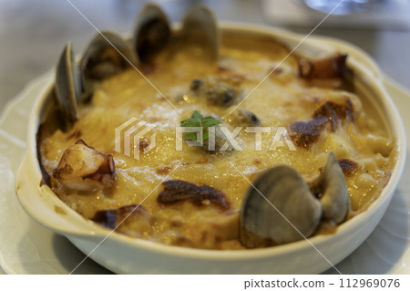 Freshly baked seafood doria 112969076