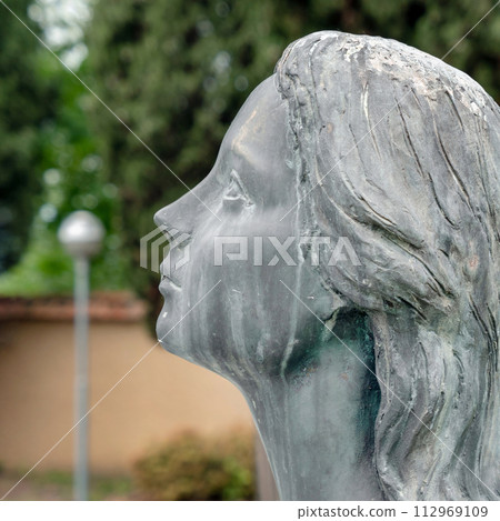 Sad woman statue Sad woman statue 112969109