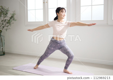 打瑜伽的中年婦女 打瑜伽的中年婦女 112969213