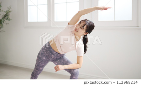 打瑜伽的中年婦女 打瑜伽的中年婦女 112969214