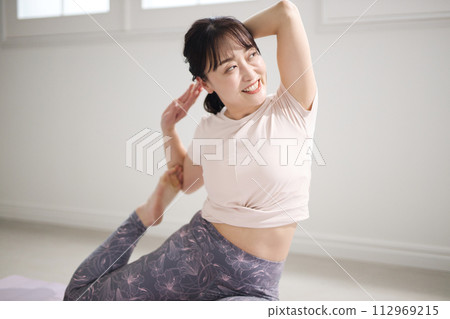 Middle women who play yoga Middle women who play yoga 112969215