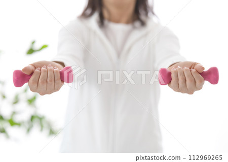 中年婦女用啞鈴進行肌肉訓練 112969265