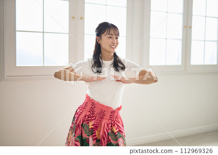 跳草裙舞的中年婦女 112969326