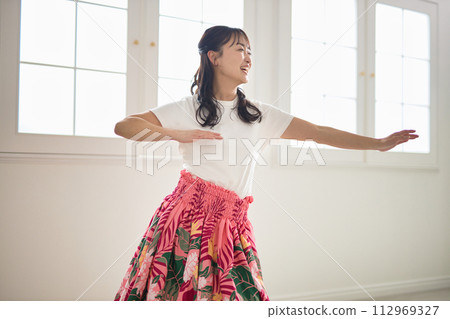 跳草裙舞的中年婦女 112969327