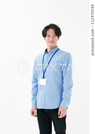 一名佩戴員工證的男子 112970549