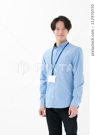 一名佩戴員工證的男子 一名佩戴員工證的男子 112970550