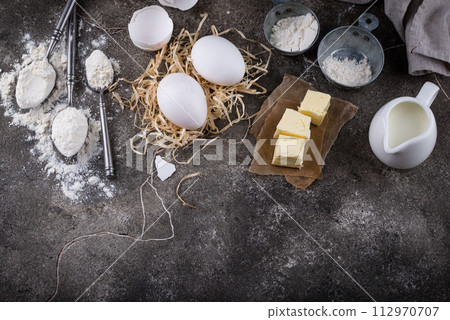 Wheat flour on dark. Baking background 112970707